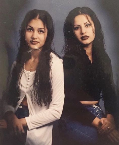 90s Chola, Chicana Makeup, 90s Chola Fashion, Chola Makeup, Chicana Aesthetic, Hairstyles 90s, 2000s Photoshoot, Hispanic Aesthetic, Chola Girl