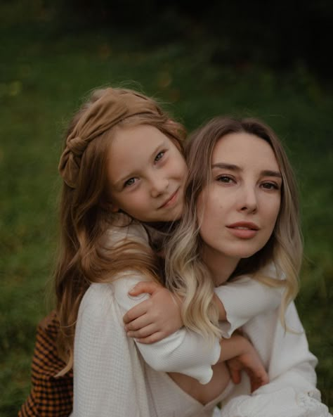 Single Parent Photoshoot Ideas, Mom And Daughter Photos, Mother Day Photoshoot, Mother Day Photoshoot Mini Sessions, Mothers Day Photoshoot, Mommy And Me Poses, Mother Daughter Photography Poses, Mommy Daughter Photography, Mom Daughter Photos