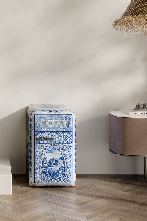 They might not make the London Fashion Week catwalk but we're convinced the Blu Mediterraneo collection with Dolce & Gabbana wouldn't look out of place. Our special edition toaster, manual espresso machine, milk frother, FAB mini fridge and FAB28 fridge are out now, adorned with a fabulous majolica print synonymous with southern Italy. 

#SmegUK #Smeg #DolceGabbana #BluMediterraneo #SmegToaster #FABFridge #CoffeeMachine #DesignerKitchen Cool Fridge, Blue Smeg Appliances, Smeg Dolce Gabbana, Dolce And Gabbana Smeg Fridge, Smeg Mini Fridge, Light Blue Smeg Fridge, Smeg Fridge Blue, Smeg Toaster Blue, Dream Environment