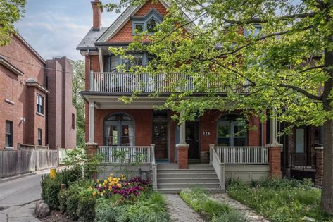 This $3 million Toronto home with a view kept its Victorian-era charm Toronto House Exterior, Calacatta Marble Kitchen, Toronto Homes, Trinity Bellwoods, Toronto Home, Toronto Houses, Oak Hardwood Flooring, Rooftop Patio, Rooftop Deck