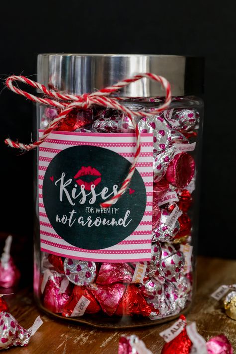 Cute and simple Valentine's Day Gift - Kisses Jar. An adorable and inexpensive way to gift kisses for Valentine's. Sentimental Valentines Gifts, Hershey Kisses Gifts, Valentines Gift For Boyfriend Baskets, Selamat Hari Valentine, Simple Valentines Gifts, Valentine Day Kiss, Kiss Gift, Gifts For Boyfriend Parents, Boyfriends Mom Gifts