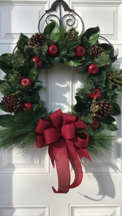 CLASSICTASTEFUL ARE TWO WORDS TO DESCRIBE THIS WREATH Winter Floral Arrangements, Cozy Ideas, Della Robbia, Christmas Flower Arrangements, Christmas Planters, Christmas Centerpieces Diy, Christmas Front Doors, Easy Christmas Decorations, Winter Floral