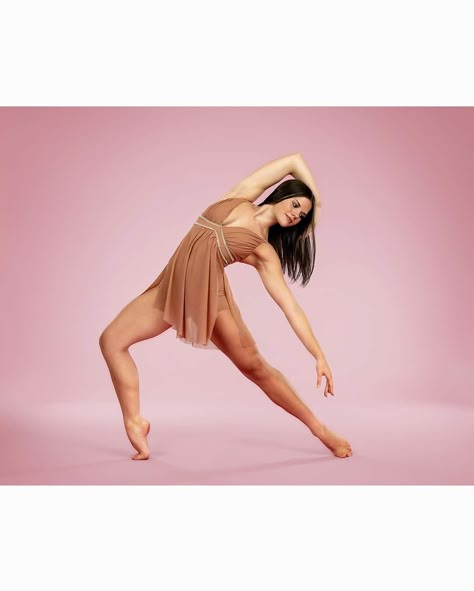 Lyrical Dance Poses Photography, Beginner Dance Poses For Pictures, Sister Dance Poses, Dance Poses For Pictures Jazz, Easy Dance Poses For Pictures Photo Ideas, Dance Photography Poses Simple Jazz, Simple Dance Poses For Pictures, Dance Poses Easy, Contemporary Dance Photoshoot