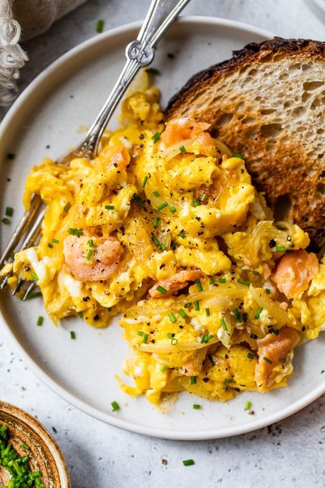 Lox and Eggs with Onions, also called a LEO scramble takes “ordinary” scrambled eggs to “gourmet” in about 15 minutes! #breakfast #healthybreakfast Skinnytaste Breakfast, Best Egg Recipes, Scrambled Eggs With Spinach, Smoked Salmon Recipes, Breakfast Specials, Healthy Salmon, Eat Seasonal, Skinny Taste Recipes, Egg Dish