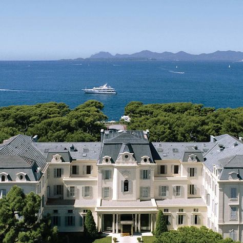 Hotel du Cap-Eden-Roc | Luxury Hotel in Antibes, France European Hotel, Eden Roc, Juan Les Pins, Seaside Resort, Summer Getaway, Anniversary Trips, French Riviera, South Of France, City Life