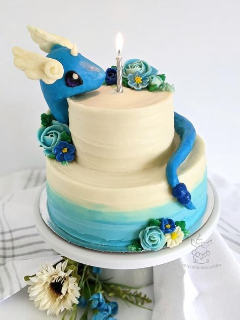 Dragonite Cake, Dragonball Cupcakes, Bulbasaur Cake Ideas, Easy Pokemon Cake Ideas, Girly Pokemon Cake, Cute Dragon Cake, Pokemon Gyarados Cake, Dratini Pokemon, Pokemon Cake Ideas Buttercream