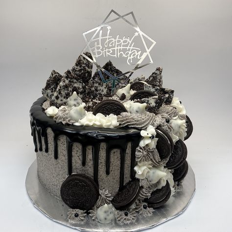 Oreo Themed Birthday Party, Non Sweet Birthday Cake Alternatives, Oreo Cake Decoration Birthday, Birthday Cake Wednesday, Oreo Birthday Cakes, Oreo Birthday Cake Ideas, Oreo Cake Decorating Ideas, 25th Birthday Cake For Him, Oreo Cake Designs