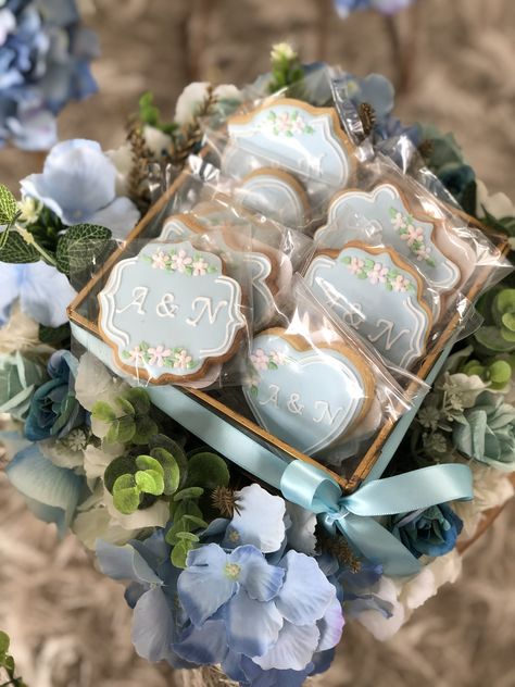 blue wedding cookies Blue Wedding Cookies, Wedding Favour Cookies, Nikkah Cake, Baat Pakki, Blue Wedding Favors, Cookie Wedding Favors, Favors Wedding, Yellow Wedding, Wedding Cookies