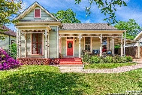 c.1930 Folk Victorian Beautifully Renovated in San Antonio TX $435,000 - OLD HOUSE CALLING #victorians #cottages #vintagehomes Folk Victorian House, Victorian Exterior, Queen Anne Victorian, Folk Victorian, New Victorian, Victorian Farmhouse, Cottage Exterior, Victorian Cottage, Victorian Architecture