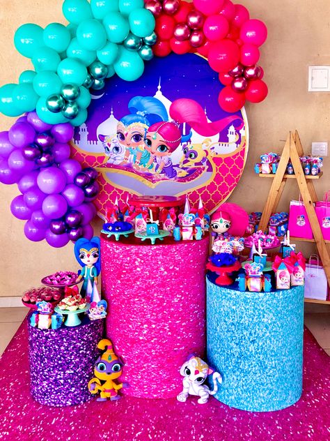 Shimmer shine festa Shimmer And Shine Party Ideas, Shimmer And Shine Birthday Party Ideas, Shimmer And Shine Decorations, Shimmer And Shine Costume, Shimmer And Shine Birthday Party, Shimmer And Shine Party, Shimmer And Shine Cake, Shine Costume, Twin Birthday Themes