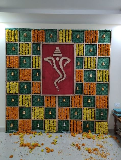 Puja Stage Decoration, Ganesha Backdrop Decoration, Ganesh Background, Stage Backdrop Design, Leaf Decor Wedding, Haldi Decoration Ideas, Small Wedding Decor, Home Flower Decor, Simple Stage Decorations