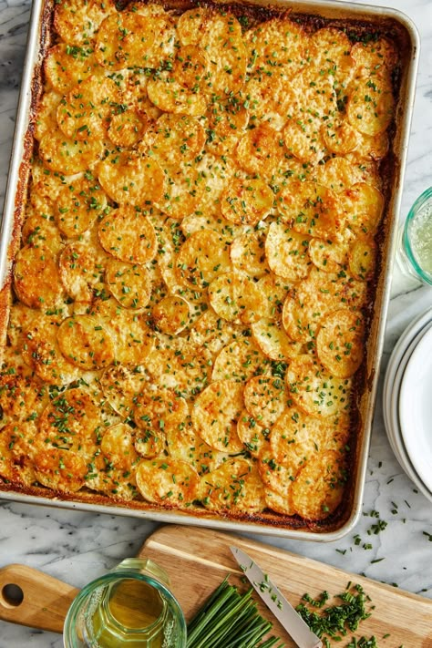 Sheet Pan Scalloped Potatoes - Damn Delicious Damn Delicious Scalloped Potatoes, Scalloped Potatoes And Chicken, Sheet Pan Scalloped Potatoes, Sheet Pan Potatoes, Healthy Chicken Spaghetti, Paleo Entrees, Damn Delicious Recipes, Yummy Potatoes, Crowd Recipes