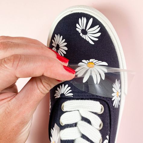 DIY Daisy Print Canvas Shoes with Heat Transfer Vinyl Diy Shoes Makeover Sneakers, Diy Painted Canvas Shoes, Diy Canvas Shoes Ideas, Cricut Shoes Projects, Painting Canvas Shoes Diy Ideas, Iron On Vinyl Canvas Shoes, Canvas Shoe Art Ideas, Painting Canvas Shoes Diy, Canvas Shoes Painting