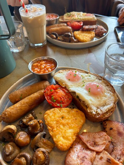 Uk Dinner Food, Rich People Breakfast, Luxury Breakfast Ideas, Full Breakfast Aesthetic, English Breakfast Aesthetic, Expensive Meals, Royal Breakfast, Uk Breakfast, Elegant Breakfast