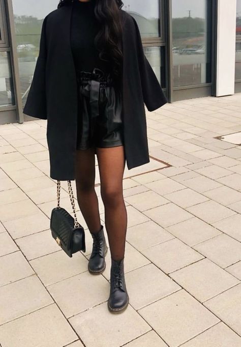 Black Leather Shorts Outfit Plus Size, Outfit Short Cuir, Outfit Short Noir, Outfit Short En Cuir, Noel Outfit, Noir Outfit, Short En Cuir, Winter Shorts Outfits, Drinks Outfit