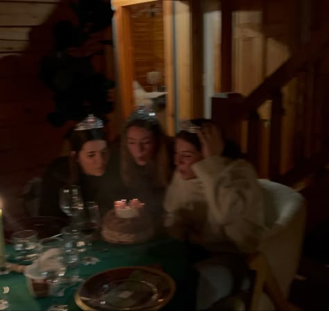 #birthday #cake #cabin #crown #friends #sing #candles Winter Birthdays Aesthetic, Cabin Birthday Decorations, Colorado Birthday Trip, Birthday In The Mountains, Birthday Cabin Weekend, Cabin Birthday Aesthetic, Cabin Party Aesthetic, Birthday Cabin Trip, Cabin Birthday Party Ideas