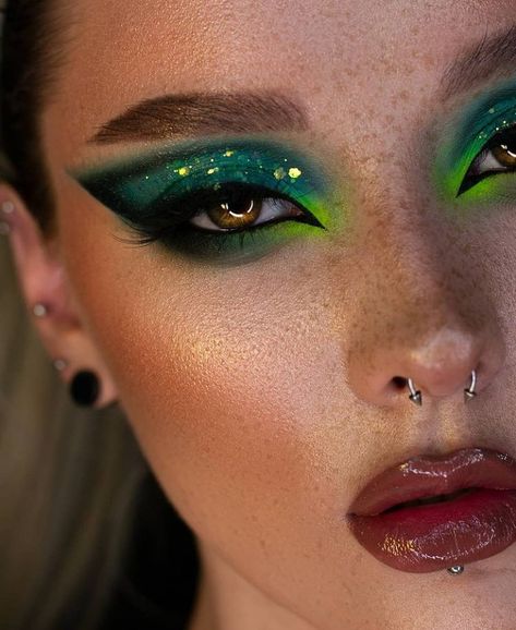 Dragon Makeup, Look Halloween, Alien Makeup, Princesa Tiana, Show Makeup, Witch Makeup, Make Up Inspiration, Queen Makeup, Ethereal Makeup