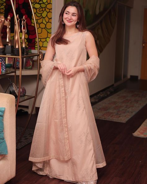 STYLED BY LAAM - Shop Hania Amir’s look at FLAT 50% OFF 😍✨ Brand: Rang-e-Haya ID: TCL9505 LINK IN BIO TO SHOP🛍️ Trendy Traditional Outfits, Hania Amir Dresses, Outfits For Office, Hania Aamir, Long Bridal Hair, Miranda Kerr Style, Hania Amir, Diwali Party, Off Brand