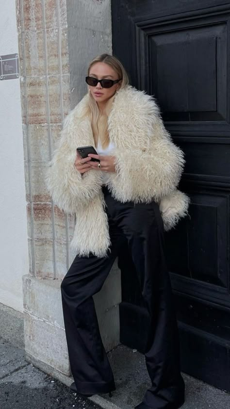 White Fur Coat Outfit, Faux Fur Coats Outfit, Fur Jacket Outfit, White Fur Jacket, White Faux Fur Coat, Fur Coat Outfit, White Fur Coat, Winter Street Style, Daily Outfit Inspiration