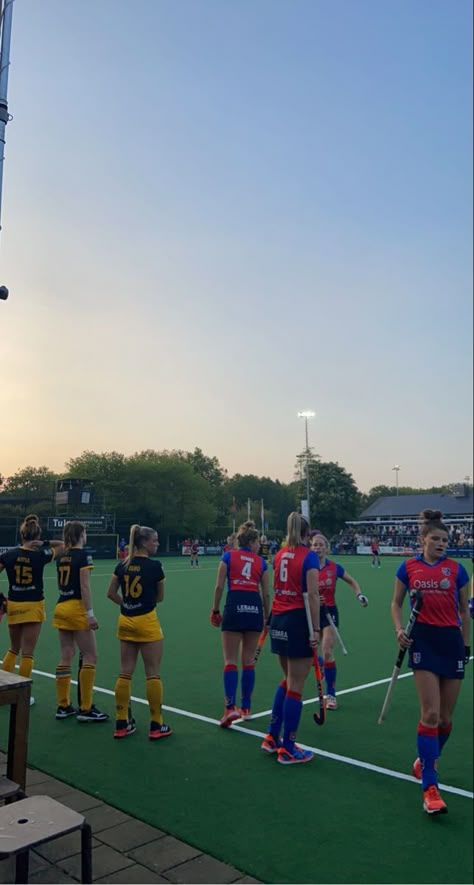 How To Play Netball, Field Hockey Girls, Hockey Girl, Hockey Life, Sports Aesthetic, Hockey Girls, Netball, Field Hockey, Sporty Girls