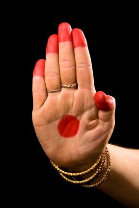 Know The Single-Hand Bharatanatyam Mudras And Their Significance Bharatnatyam Mudras, Dance Mudras, Bharat Natyam, History Of Dance, Yoga Mudras, Bharatanatyam Poses, Travel In India, Classic Dance, Thumbs Up Sign