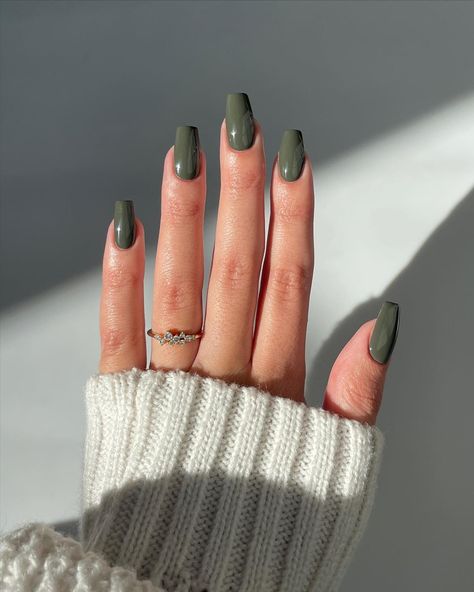 october nails, short october nails, halloween nails, simple nail, short nail ideas, simple nail design, classy nail, fall nail colors, fall nail art, fall nails ideas, fall nail inspiration, fall nails acrylic, fall nail 2023, fall nails inspiration, autumn nail designs, autumn nails 2023, autumn nails inspiration, #fallnails #autumnnails #shortnails #octobernails #acrylicnailsest Green Fall Nails, Fall Nails Designs, Nails Board, Nails For Fall, Classy Looks, Green Acrylic Nails, December Nails, October Nails, Seasonal Nails