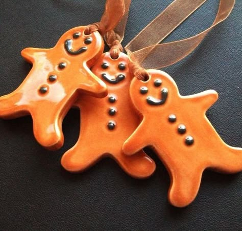 Tidgy ceramic gingerbread man - Folksy Christmas Ornaments Pottery, Clay Decorations, Diy Christmas Tags, Hantverk Diy, Ceramic Christmas Decorations, Gingerbread Man Christmas, Ornament Cookies, Gingerbread Ornaments, Ceramic Inspiration