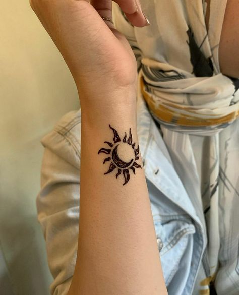 Animal Henna Designs, Summer Henna, Traditional Henna Designs, Small Henna Tattoos, Henna Tattoo Design, Sick Tattoos, Small Henna Designs, Henne Tattoo, Cute Henna Designs