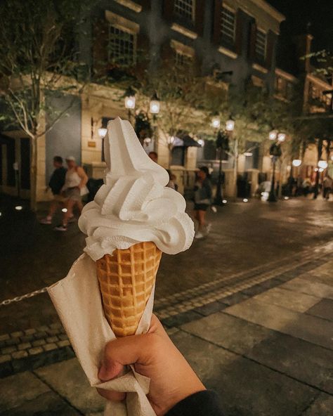 Holding Ice Cream Aesthetic, Paris Ice Cream, Ice Cream Cone Aesthetic, Afters Ice Cream, Ice Creamery, Aesthetic London, Winter City, Disney Paris, Cream Aesthetic