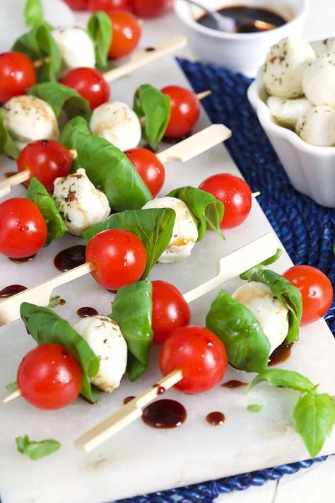 Easy NO COOK appetizer recipe for any gathering, Caprese Salad Skewers are like a salad on a stick! Perfect for parties, picnics or a simple snack at home. Salad Skewers, Caprese Appetizer, Caprese Salad Skewers, Ensalada Caprese, Caprese Recipes, Progressive Dinner, Skewer Appetizers, Caprese Skewers, Food Charlatan