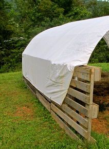 building a shelter out of pallets, diy, homesteading, outdoor living, pallet, repurposing upcycling, Stretch a heavy duty tarp on the outside and attach using wire or zip ties Hoop House Animal Shelter, Pallet Round Pen For Horses, Pony Shelter, Hay Shelter, Pallet Shelter, Cow Shelter, Horse Shelters, Horse Feeder, Livestock Shelter