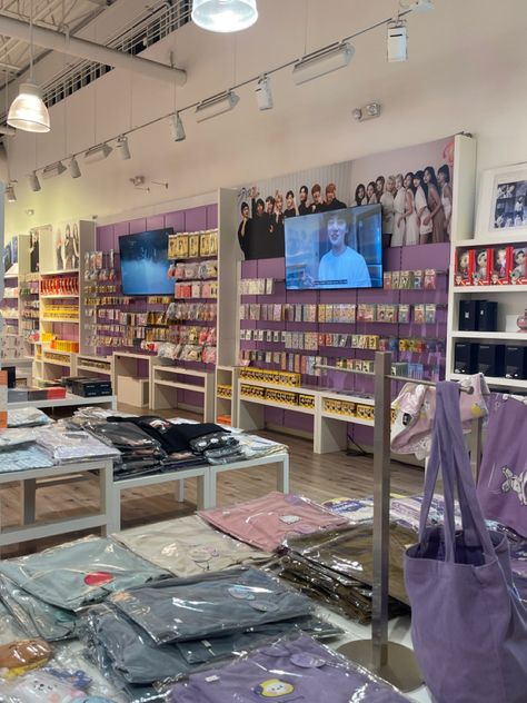 Kpop Shopping, Kpop Shop Aesthetic, K-pop Store, Korean Cvs Store Aesthetic, Kpop Store Aesthetic, Korean Shopping Mall, Convience Store Aesthetic Korea, Korean 7/11 Store, Aesthetic Korean Convenient Store