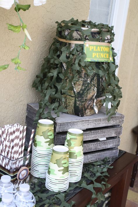 Camo Birthday Party idea - http://camostuff.blogspot.com/  Love this idea for serving drinks!  #camopartysupplies Army Birthday Party Activities, Army Men Birthday Party, Army Retirement Party Ideas, Camo Birthday Party Ideas, Military Themed Party, Camouflage Birthday Party, Army Themed Birthday, Soldier Party, Hunting Birthday Party