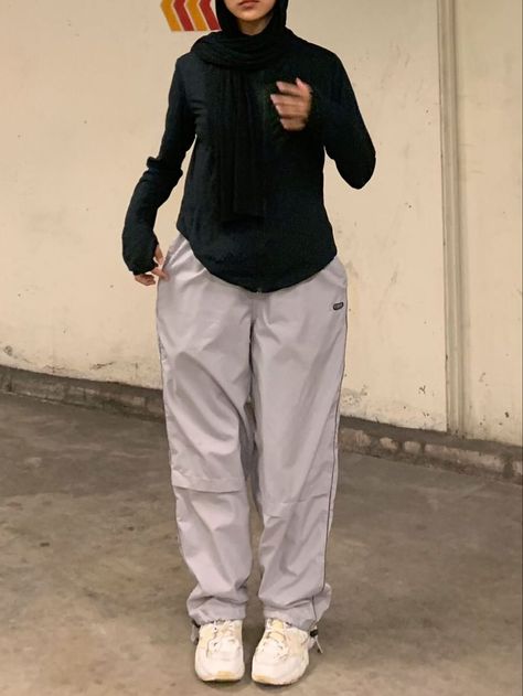 [AffiliateLink] 50 Top Run Outfit For Women Hijab Tricks To Check Out In All Season #runoutfitforwomenhijab Gym Pants Outfit, Hijab Gym Outfit, Hijab Sport Outfit, Black Hijab Outfit, Gray Sweatpants Outfit, Run Outfit, Top Run, Modest Gym, Modest Outfits Muslim