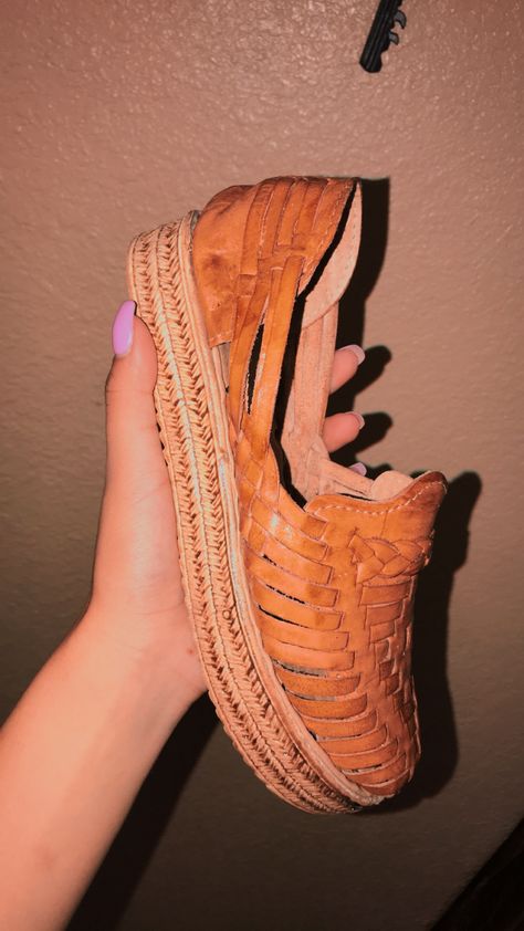 Huaraches mexicanos. Business Layout, Swag Clothes, Distressed Outfit, Latina Outfits, Lovely Fashion, Cute Flats, College Style, Mexican Culture, Work Style