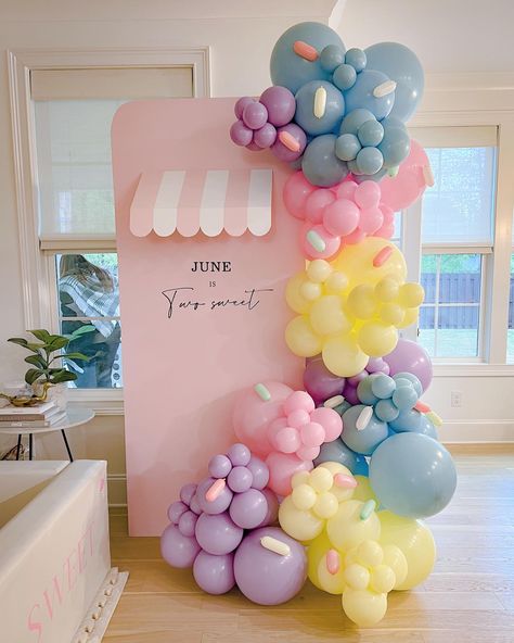 Two Sweet Party 2nd Birthday Balloon Arch, Sweet One Birthday Balloons, Sweet One Birthday Backdrop, Balloon Garland Backdrop Ideas, Two Sweet Balloon Garland, Sprinkle Balloon Garland, Baloon Decorations For Birthday, Birthday Decoration Ideas For Kids, Baloon Garland Ideas