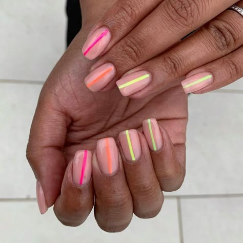 Fluorescent Nails, Bright Nail Designs, Neon Nail Designs, Coral Nails, Manicure Gel, Summery Nails, Lines On Nails, Striped Nails, Bright Nails