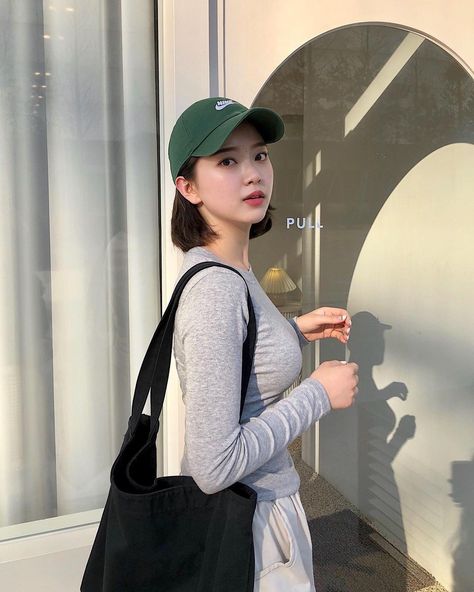 Short Hair With Cap Hats, Ootd For Short Hair, Baseball Cap Short Hair, Cap For Girls Style, Short Hair And Hats, Short Hair Hat, Short Hair Outfits, Baseball Cap Outfit, Cap Outfit