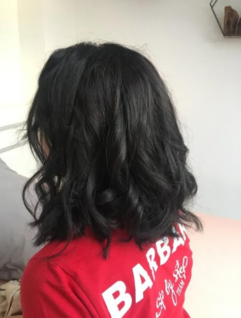 Short Medium Dark Brown Hair, Dark Black Short Hair, Short Wavy Black Hair Aesthetic, Short Dark Brown Wavy Hair, Medium Short Black Hair, Black Bob Aesthetic, Dark Black Hair Short, Dark Shirt Hair, Short Black Hair Women