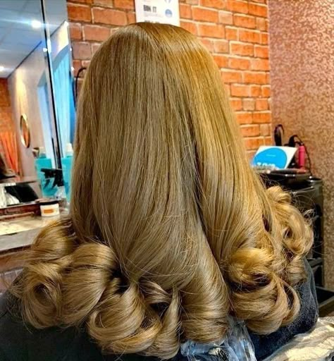 Big Curls For Long Hair, Vintage Hair Salons, Down Hairstyles For Long Hair, Beautiful Gray Hair, Curls For Long Hair, Big Curls, Voluminous Hair, Hair Flip, Happy Hair