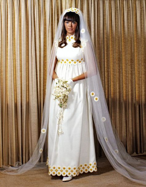 51 Glamorous Pictures of Beautiful Brides From the 1970s ~ vintage everyday Vintage Bridal Fashion, 1970s Wedding Dress, 1970s Wedding, Vintage Wedding Gowns, Vintage Wedding Photos, Vintage Brides, Vintage Wedding Dress, Vintage Wedding Dresses, Wedding Gowns Vintage