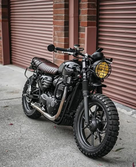 Motone® on Instagram: “🇺🇸 Reppin' Motone in Los Angeles @motoxventure and his Street Twin 900 👇 Upgrades ⚡ Bedlam Slashcuts ⚡ Ribbed Side Panels ⚡ Viper Seat…” Bonneville T120 Custom, Triumph Street Twin 900, Custom Bonneville, Triumph Street Twin Custom, Triumph 900, Honda Nighthawk, Triumph Street Scrambler, Custom Bikes Cafe Racers, Brat Bike