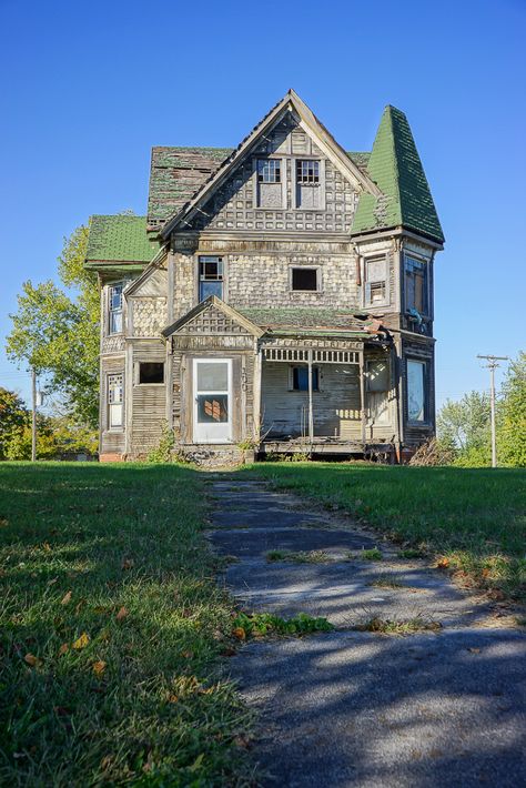 Old House Exterior, Old Abandoned Buildings, Mansion Exterior, Abandoned Churches, Creepy Houses, Old Abandoned Houses, If Walls Could Talk, Abandoned Homes, Walls Could Talk