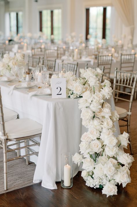 modern white roses White Rose Tall Centerpiece Wedding, All White Floral Centerpieces, All White Wedding Table Decor, Wedding Table Centerpieces Long Tables, Long Table Decor Wedding, White Roses Wedding Centerpieces, White Rose Wedding Centerpieces, Wedding Rectangle Table Decorations, White Gold Wedding Theme