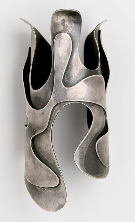 Absolutely love this -like sculpture for the wrist. c. 1920s cuff bracelet Art Smith, Carving Jewelry, Architectural Jewelry, Brooklyn Museum, Lava Bracelet, Wax Carving, Modernist Jewelry, Unique Bracelets, Jewellery Inspiration