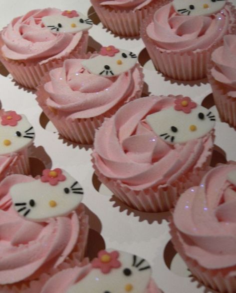 Hello Kitty Cupcakes Aesthetic, Hello Kitty Cupcakes Ideas, Hello Kitty Cupcake Cake, Sanrio Cupcakes, Hello Kitty Bday Party, Hello Kitty Birthday Theme, Hello Kitty Bday, Hello Kitty Cakes, Kitty Cupcakes