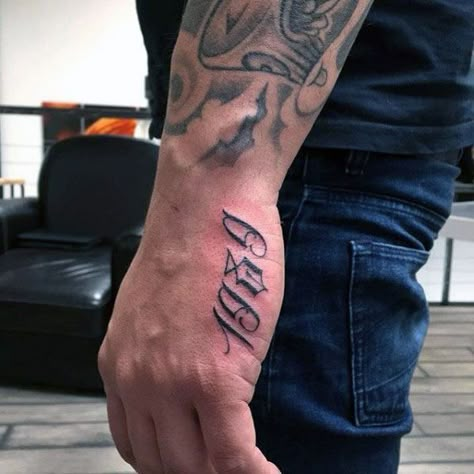 Mens Cool Side Hand 1989 Numbers Tattoo Ideas Side Hand Tattoo, Tattoo Cuff, Traditional Chicano Tattoos, Hand Tatts, Tattoo Male, Side Hand Tattoos, Mangas Tattoo, Roman Numeral Tattoos, Number Tattoos