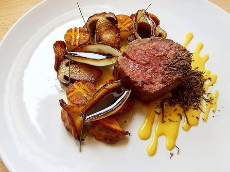 Saša Vojnović on Instagram: “Beef tenderloin•potato fondant•buttered porcini and chanterelles•creamed corn•onion petals•demi glace•black truffle... • #tbt •…” Beef Tenderloin Plating, Onion Petals, I Want Food, Food Photoshoot, Creamed Corn, Beef Tenderloin, Duck Recipes, Michelin Star, Beast Mode