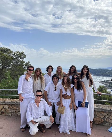 Old Money Family Portrait, White Dresscode Party, Family Reunion Aesthetic, Money Couple Aesthetic, All White Beach Party Outfit, Aesthetic Summer Couple, Old Money Couple Aesthetic, Girl Aesthetic Brunette, King Lifestyle