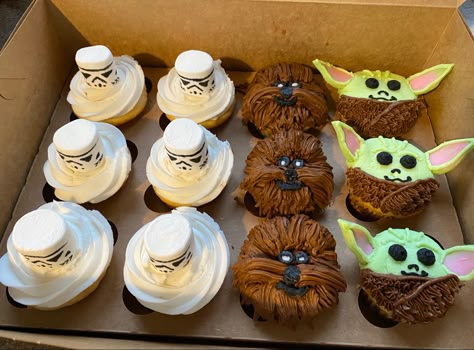 Yoda Cupcakes Easy, Star Wars Cupcakes Ideas, Star Wars Themed Cupcakes, Starwars Cupcakes Ideas, Star Wars Baked Goods, Star Wars Birthday Cupcakes, Star Wars Cake Ideas Easy, Star Wars Birthday Cake Diy, Grogu Cupcakes